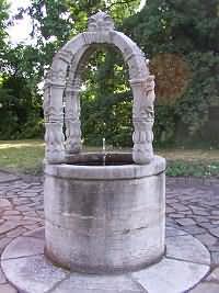 Brunnen in der Gr&uuml;nanlage